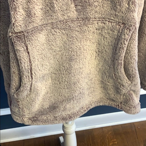 Women’s split collard Sherpa like sweatshirt - Picture 3 of 8